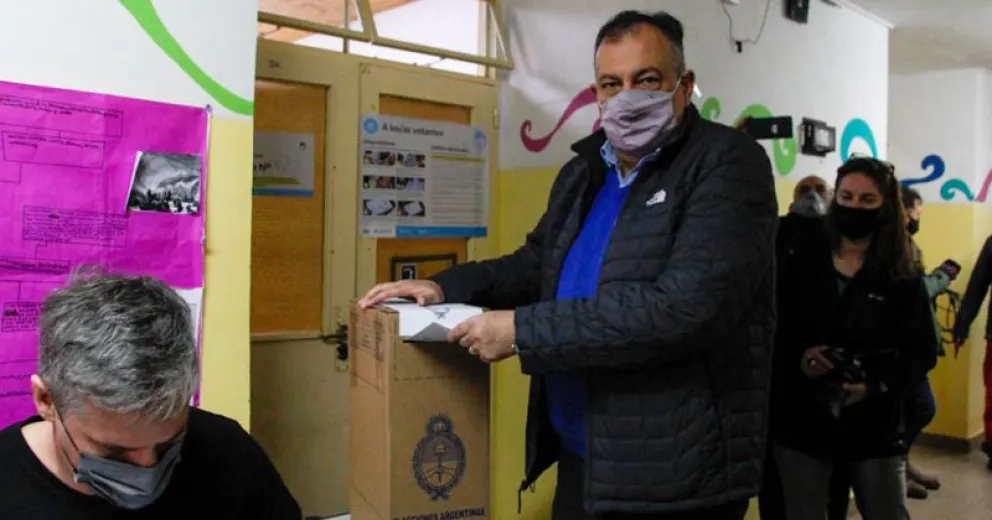 Votó el intendente y valoró el esfuerzo de los vecinos ante el clima