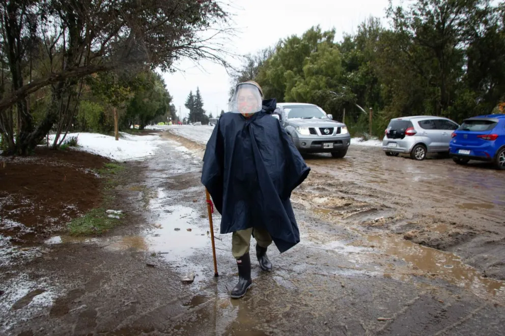 Mirá las fotos de un domingo eleccionario y nevado en Bariloche