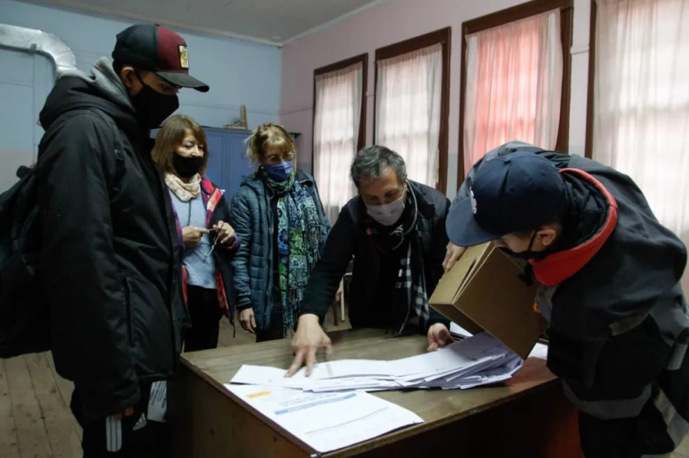 Los comicios cerraron con normalidad y empieza el conteo en las escuelas de Bariloche
