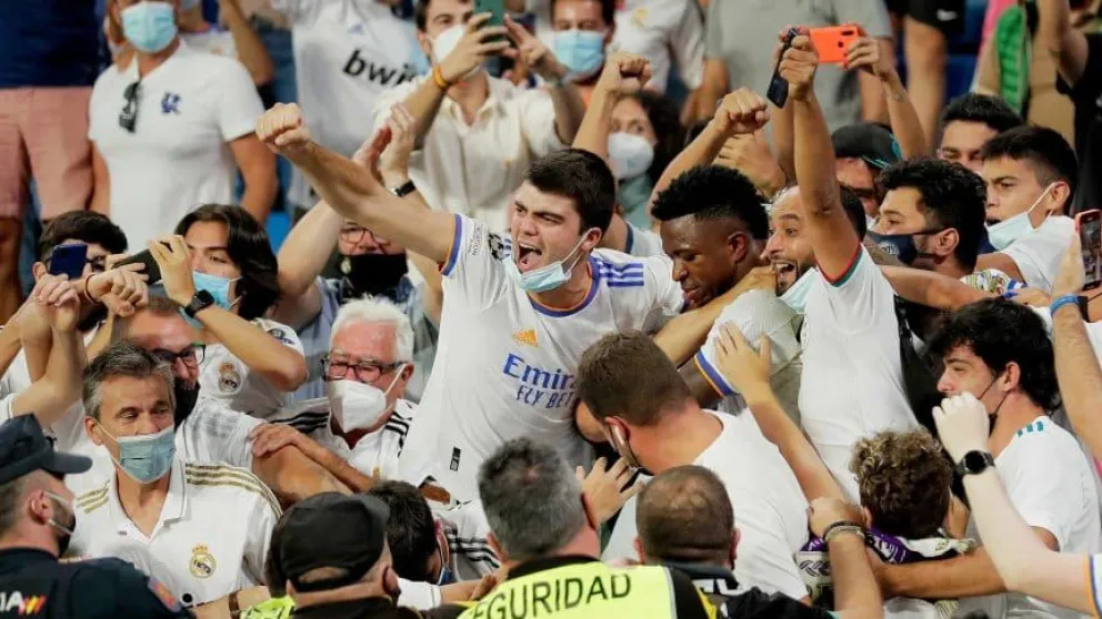 El video del festejo: Vinicius celebró su tanto en la tribuna con los hinchas del Real Madrid
