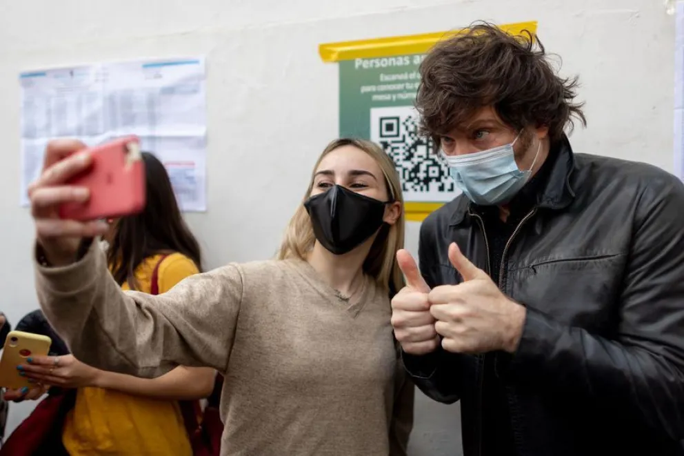 Un verdadero show: Javier Milei votó entre fotos, gritos de apoyo e insultos
