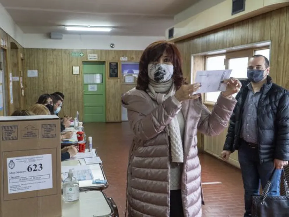 Cristina Kirchner fue a votar y su “bailecito” con el sobre se hizo viral 