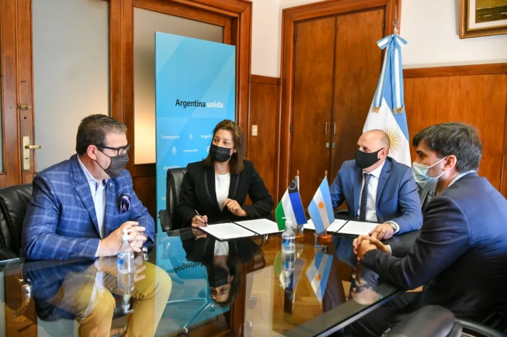 Carreras firmó la construcción de la nueva terminal de Bariloche