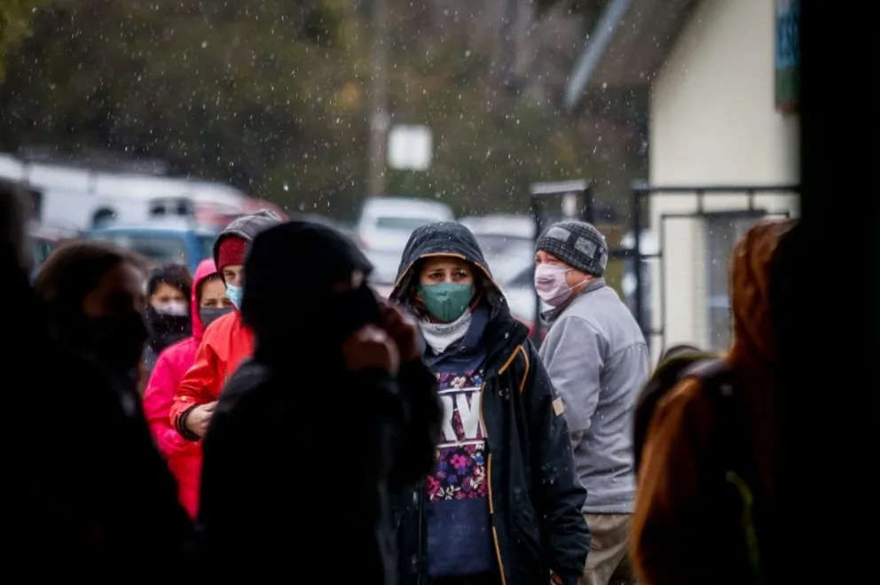 Vecinos tuvieron que hacer fila bajo la lluvia para votar y se preguntan qué pasará en noviembre