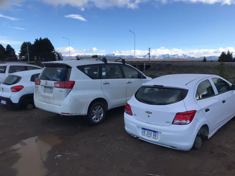 Sustrajeron las ruedas de varios autos de alquiler estacionados cerca del aeropuerto