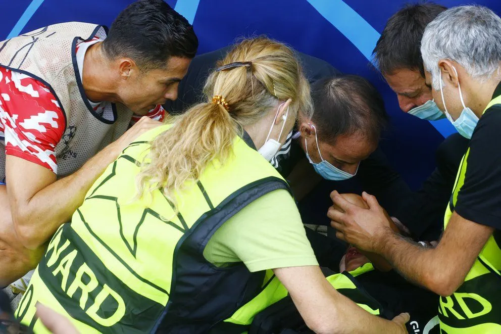 Cristiano Ronaldo noqueó de un pelotazo a un guardia de seguridad