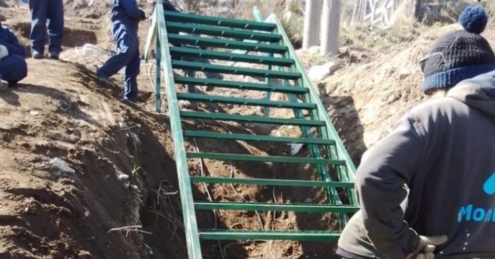 Avanzan con la construcción de la escalera en el barrio Omega