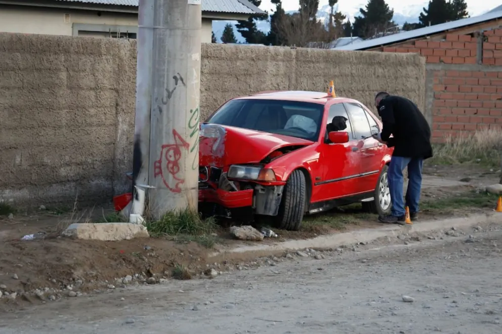 Robaron un auto que estaba con las llaves puestas y lo chocaron contra un poste
