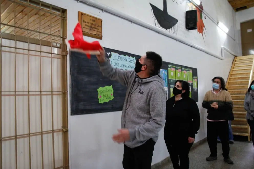 Le dieron el nombre de Lucas Caro al SUM de la escuela a la que asistía