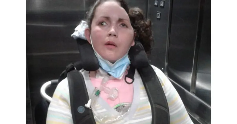 Sabrina hace tres años espera que su obra social la traslade al Fleni para continuar el tratamiento