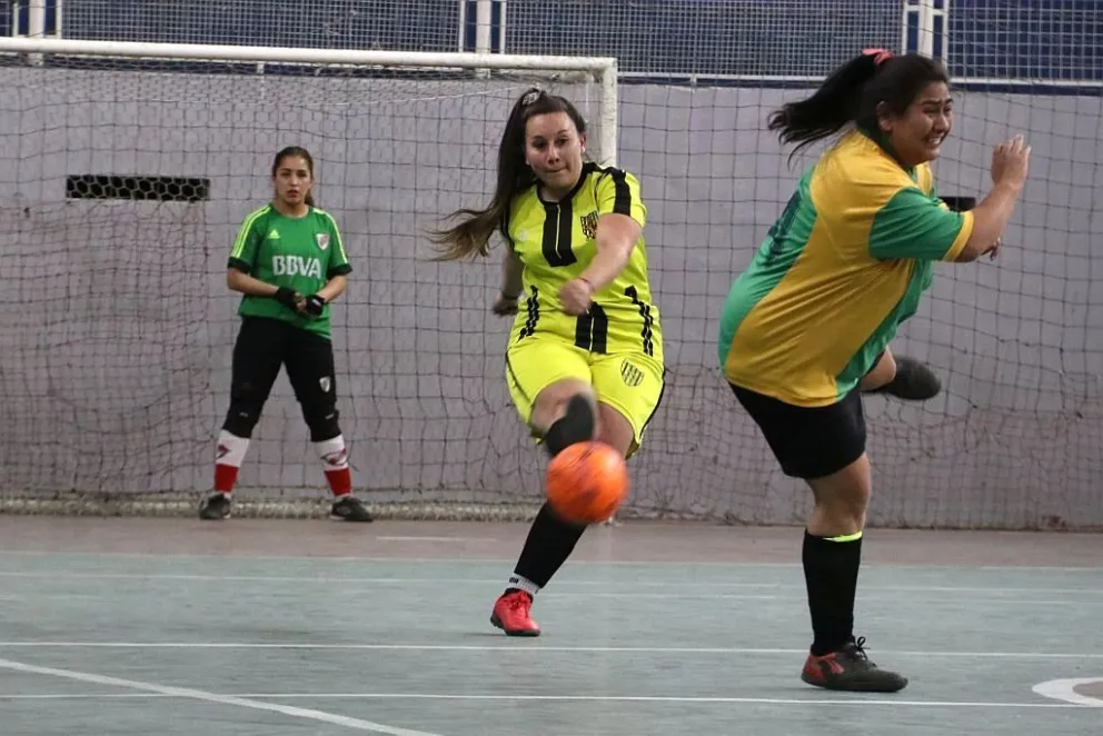 Las chicas del Fútbol Libre juegan la tercera del “Sandra Salgado”