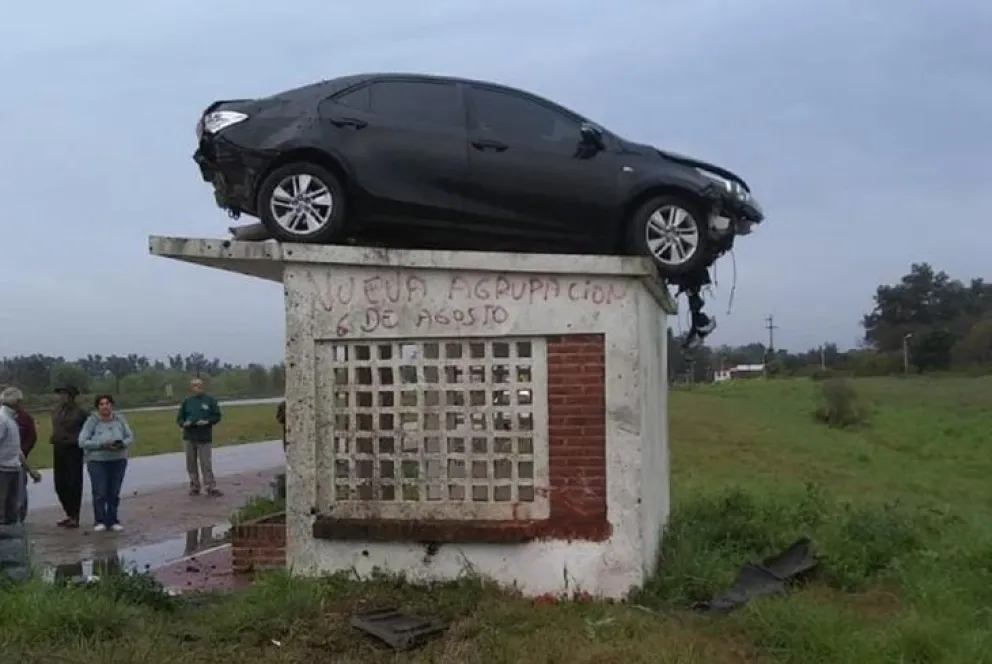 Chocó, voló y el auto quedó arriba de una garita de colectivo