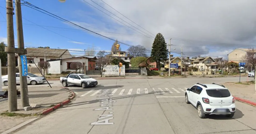 Cerró la puerta del auto y le apretó el brazo a un policía que iba a identificarlo
