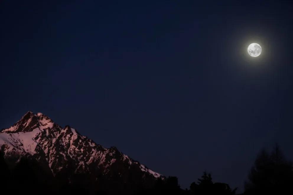 La luna llena adornó el primer amanecer de la primavera