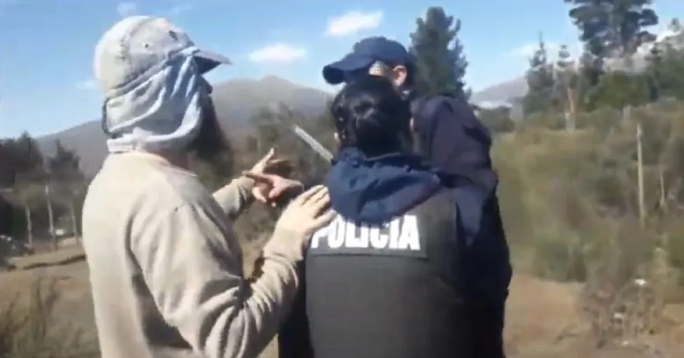 Enfrentamiento entre ocupas de la toma del cerro Otto y efectivos policiales