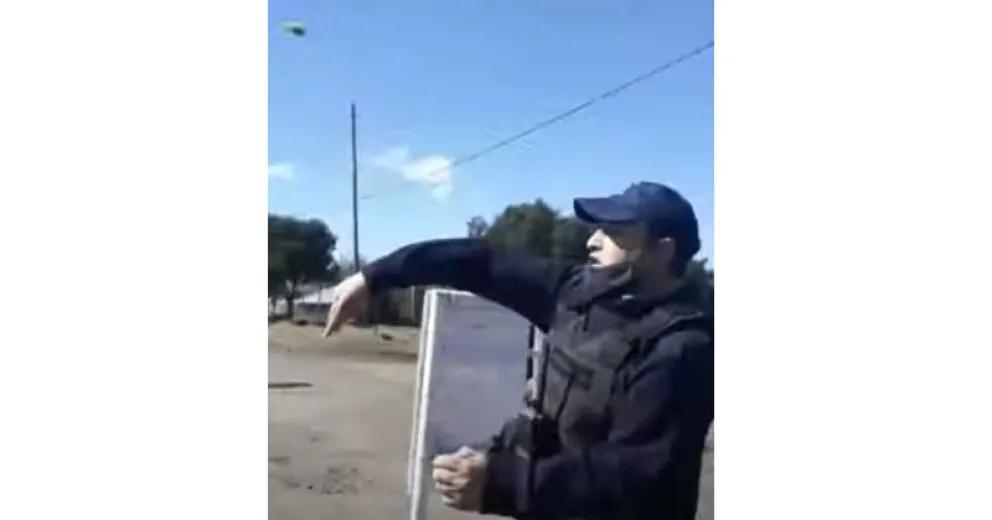 Videos de pedradas e insultos entre ocupas y policías