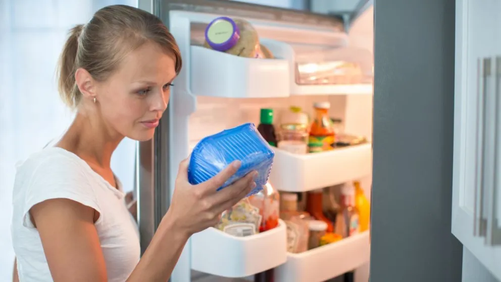 Razones por las que no deberías guardar comida en envases de yogur o helado 