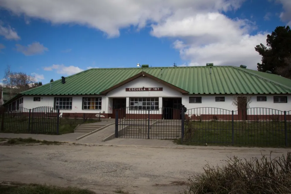 Perros sueltos mordieron a un alumno y una docente de la escuela 187