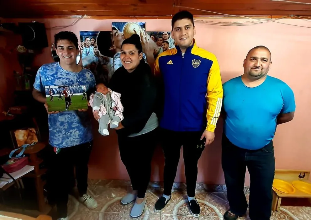Con un pan bajo el brazo, una pelota en la camiseta y un título en el corazón