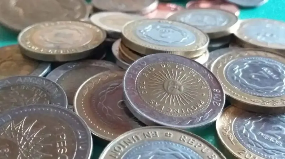 A romper el chanchito: venden por $15.000 monedas de $1 por un error ortográfico