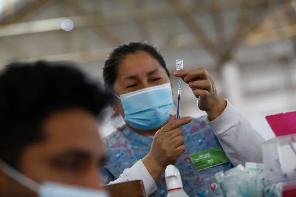 Convocan a pacientes mayores de 18 años a recibir la tercera dosis