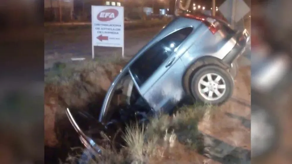Terminó con la camioneta adentro de un canal por conducir ebrio