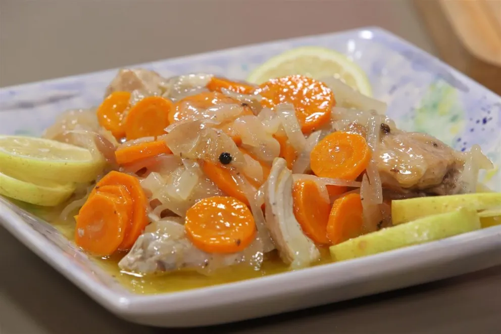 Escabeche de pollo: la tradicional receta sencilla y riquísima que te saca de un apuro