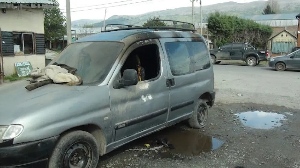 Pelea entre vecinos terminó con un vehículo incendiado