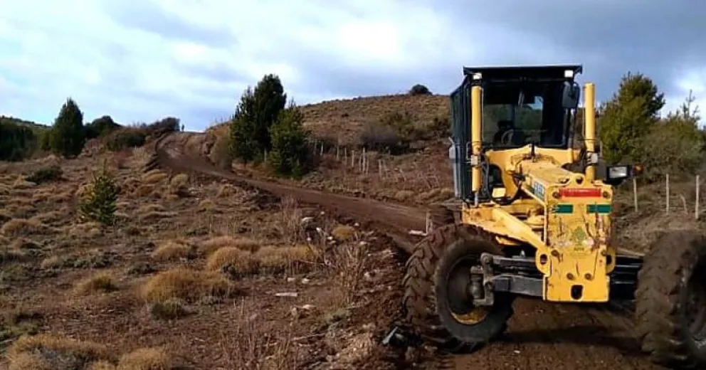 Piden precaución por máquinas trabajando en el camino a Ñirihuau