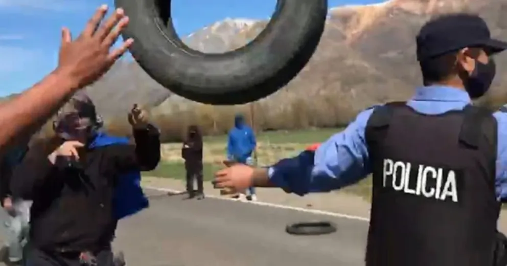 VIDEO: Encapuchados agredieron a un periodista durante un corte de ruta en Esquel