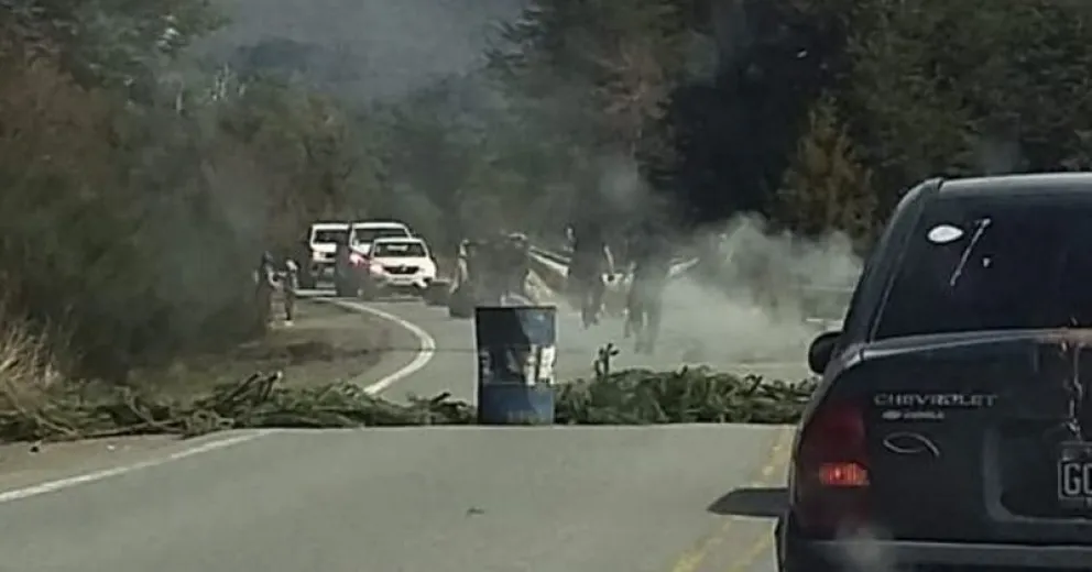 Encapuchados apedrearon una camioneta y atacaron a un patrullero en Villa Mascardi