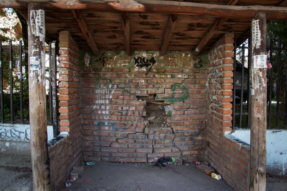 Una garita en barrio Belgrano está a punto de derrumbarse