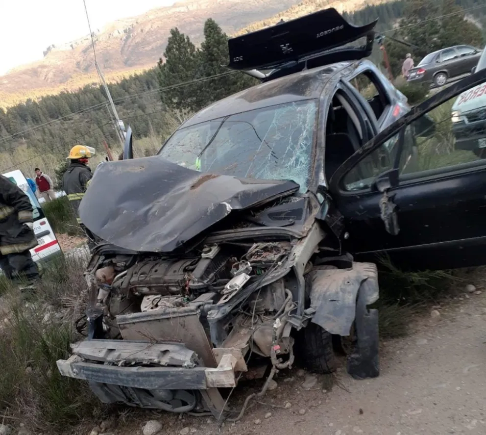 Iban de Bariloche hacia El Bolsón y protagonizaron un impactante choque