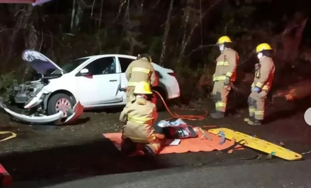 Tres jóvenes accidentadas tras derrapar y chocar contra un árbol  