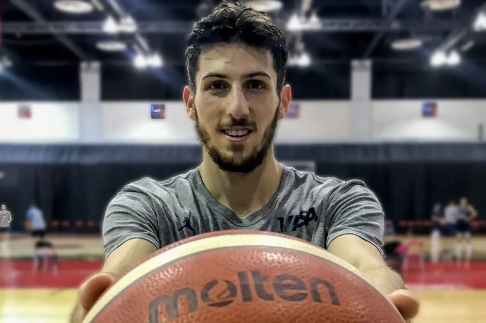 Leandro Bolmaro debutó en la NBA con una asistencia que la rompió