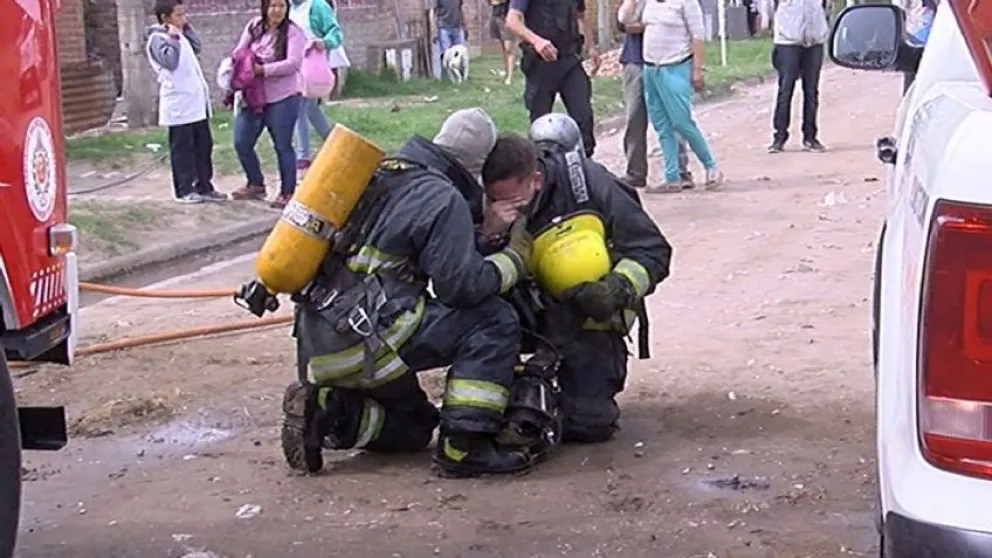 Tragedia en Bahía Blanca: murieron 7 personas tras incendiarse su casa y quedar encerrados