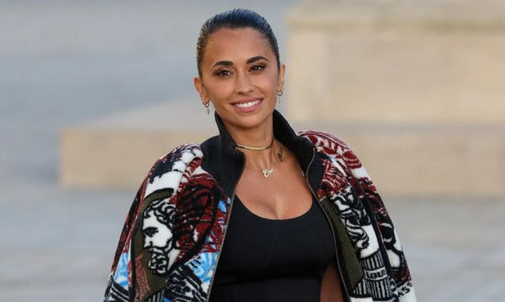Antonela Roccuzzo, totalmente integrada a la vida parisina, deslumbró en un desfile de moda