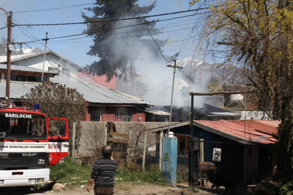 Incendio consumió una vivienda y afectó otras dos estructuras