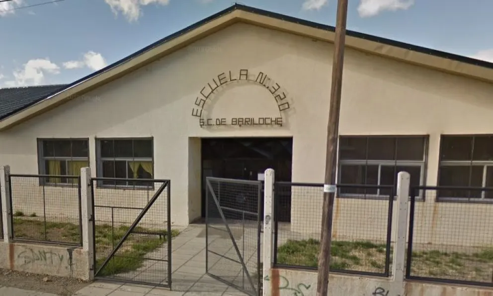 La comunidad educativa de la Escuela 320, en la creación de su escudo identitario 