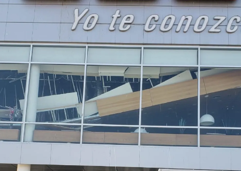 Se vino abajo el cielorraso en un supermercado de Neuquén: hay dos empleados heridos