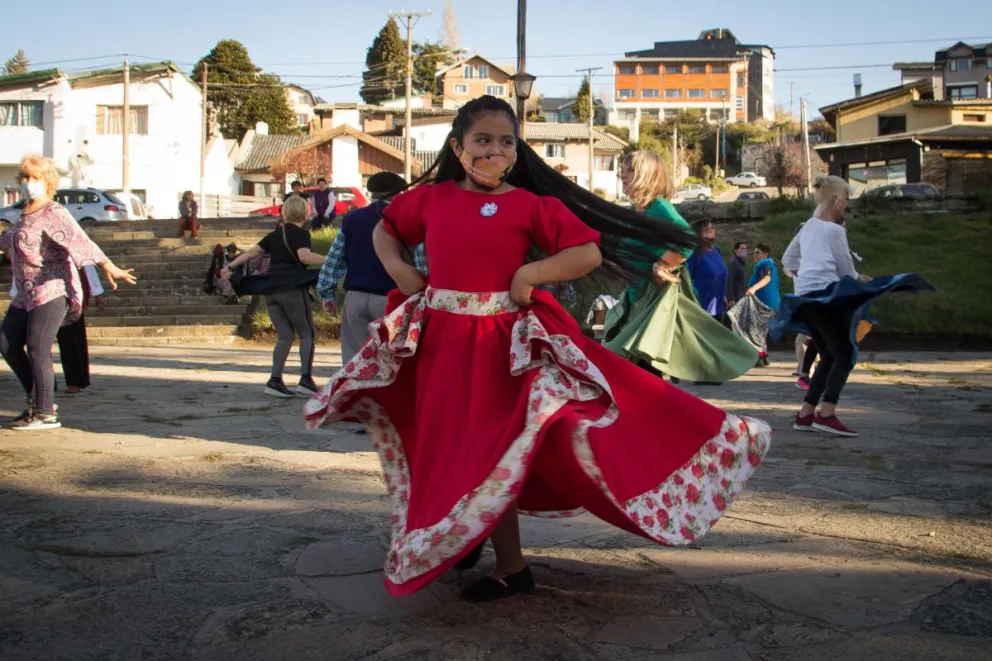 Agrupación El Antigüo invita todos los sábados a bailar folclore en clases abiertas 