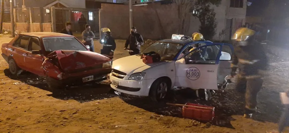 Chofer de un taxi herido tras fuerte choque en el Nahuel Hue
