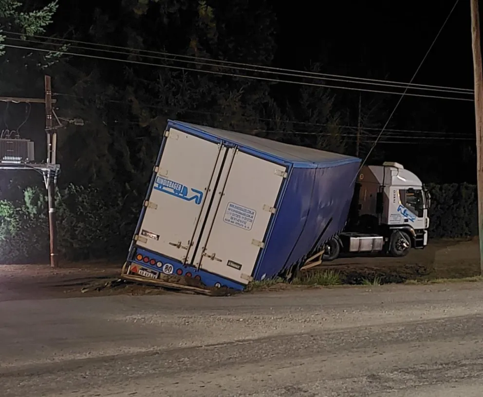 Un “semi” cargado quedó colgado en un zanjón 