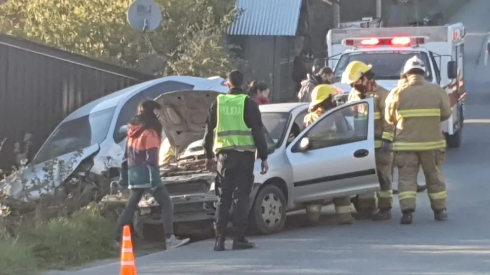 Tres personas heridas tras fuerte choque frontal en Bustillo