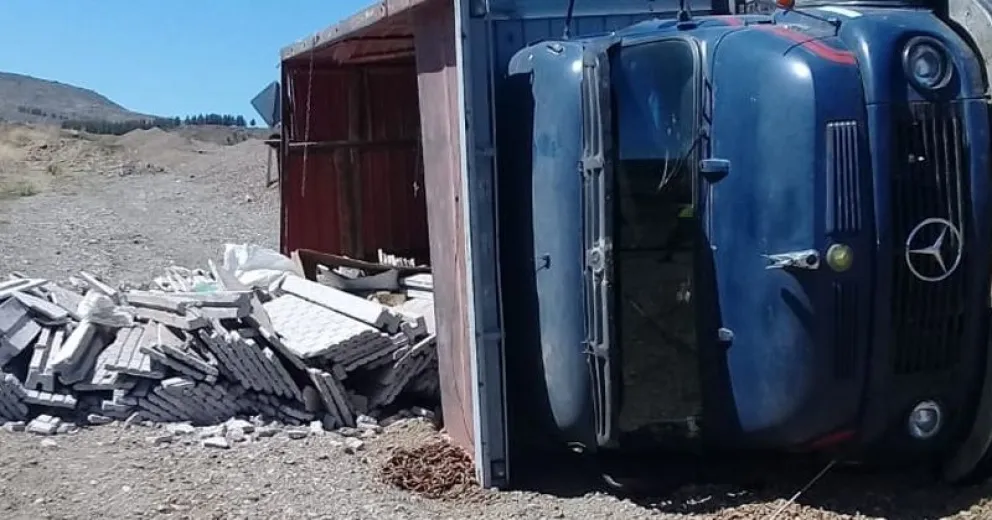 Un camión se quedó sin frenos y volcó en la ruta 23