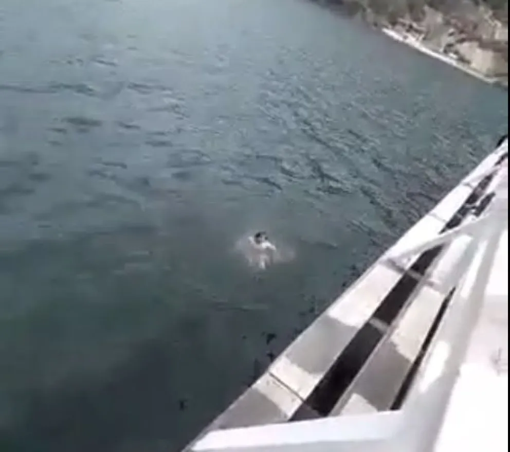 El joven que murió en el lago Lácar había sido detenido por causar escándalo en el centro de San Martín