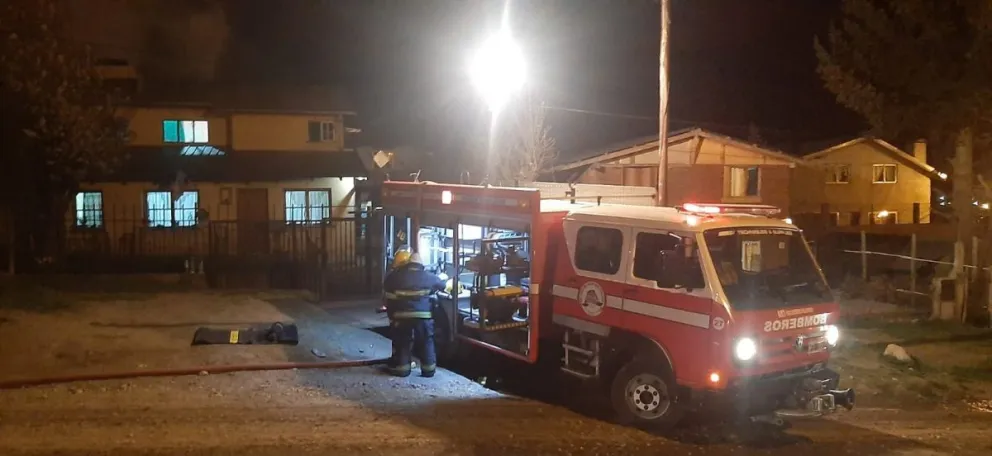 Un incendio destruyó una casa, un auto y afectó un taller 