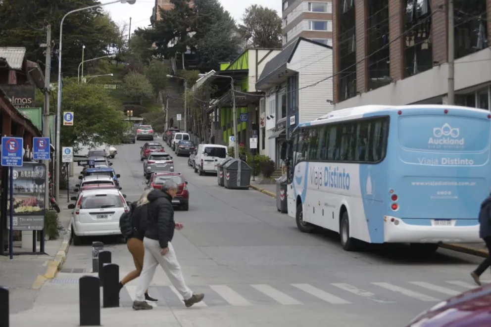 Chocó dos autos con una camioneta oficial y amagó con arrojarse de un noveno piso 