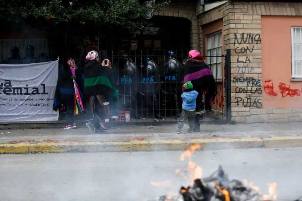 Manifestación mapuche frente al Juzgado Federal