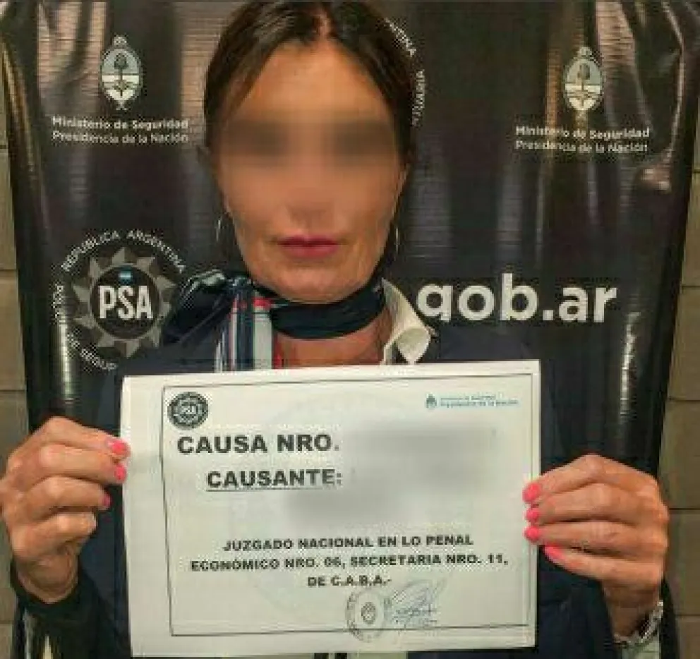 Detienen a una azafata en Ezeiza que iba a viajar con lingotes de oro, relojes y joyas